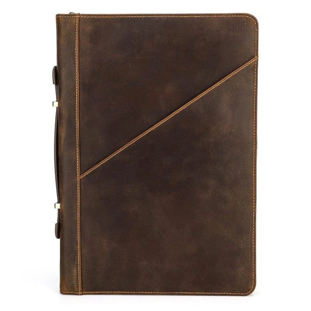 Glatte Lederfront in Rust Brown – mattiert, kontrastgenäht, mit Tragegriff und reduzierter Linienführung.