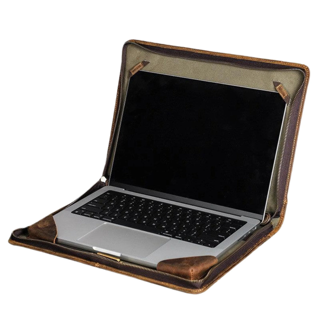 Innenansicht der Tasche in Rust Brown – aufgeklappt, mit Notebook einsatzbereit, fixierbare Ecken.