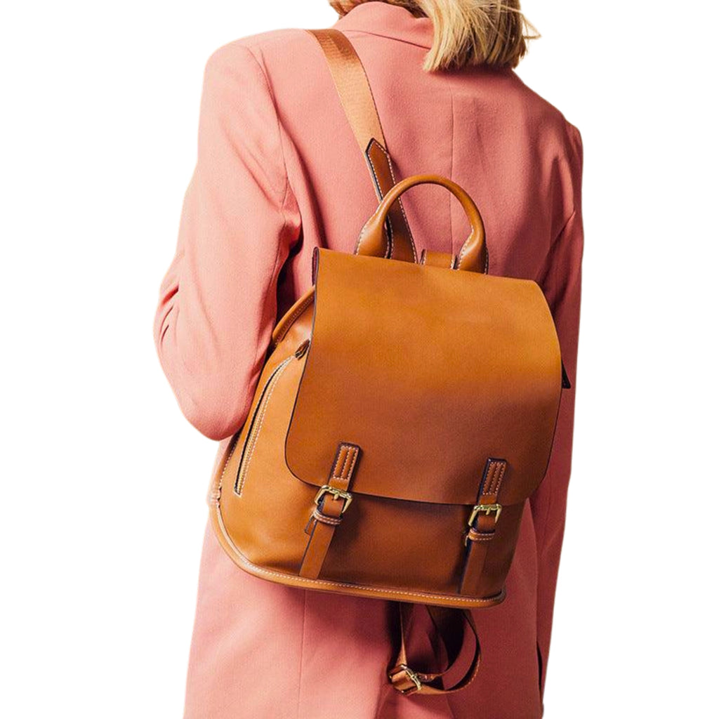 Lederrucksack Hellbraun am Rücken getragen mit rosa Mantel