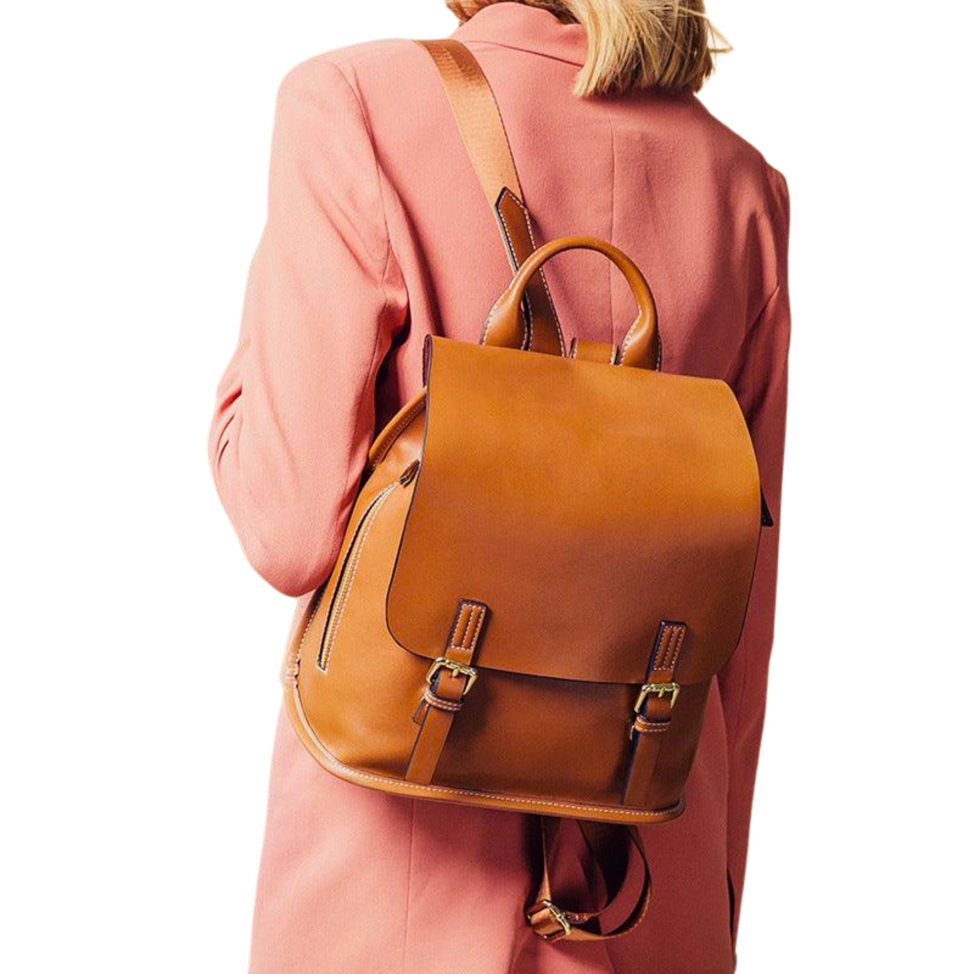 Lederrucksack Hellbraun am Rücken getragen mit rosa Mantel