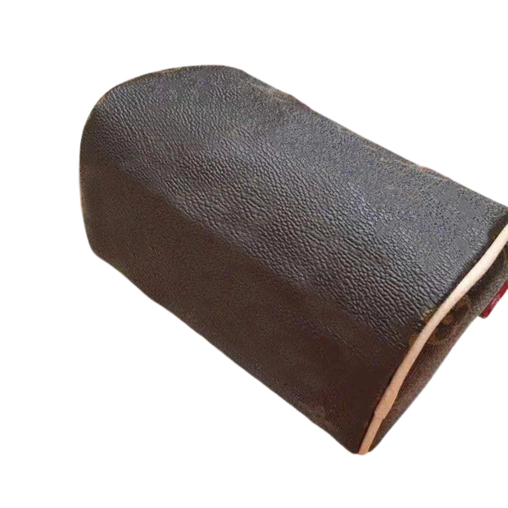 Strukturierte Unterseite der kompakten Leder Schultertasche – robust, formstabil und weich