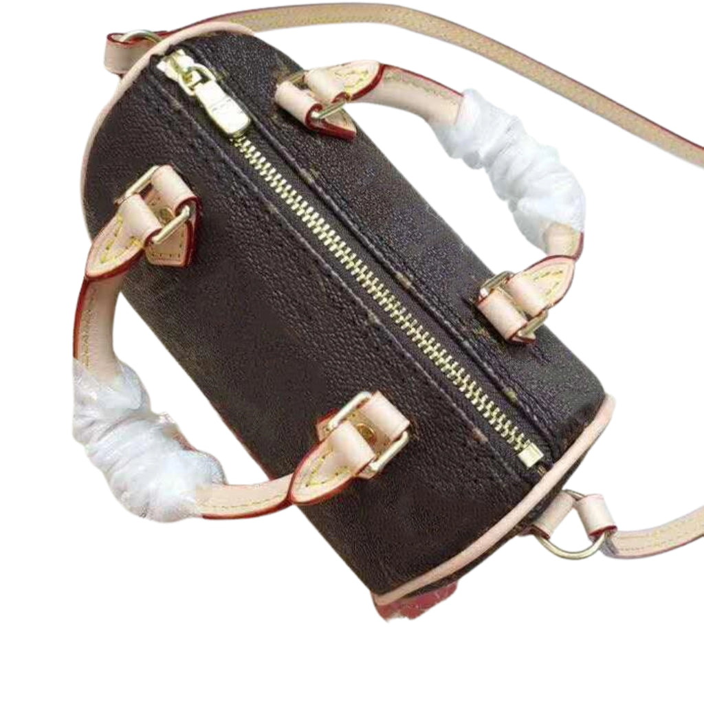 Goldfarbener Reissverschluss oben – stabile Tragegriffe und kompakter Aufbau aus Rindsleder