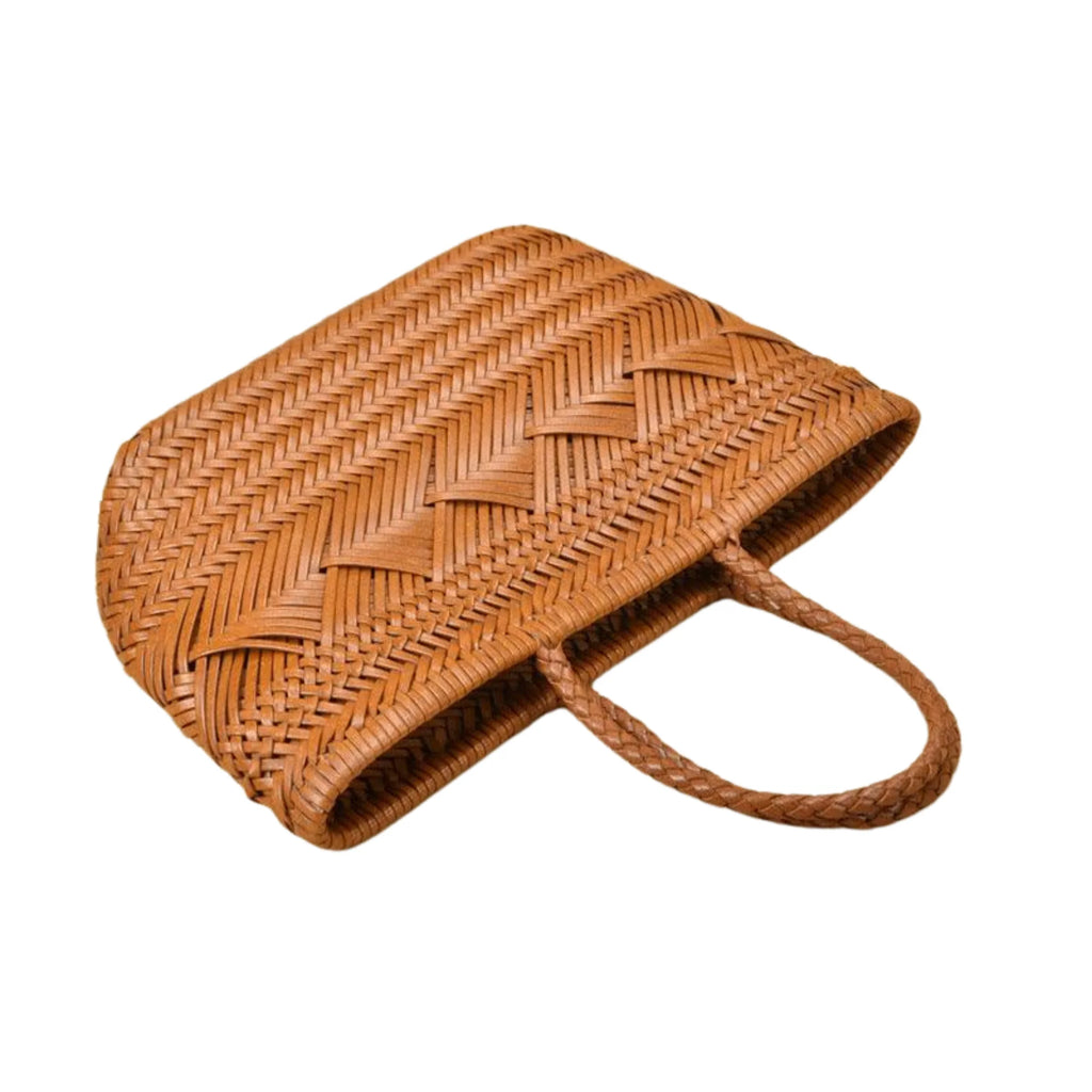 Leder-Handtasche flach liegend, zeigt das präzise Webmuster und die Formstabilität