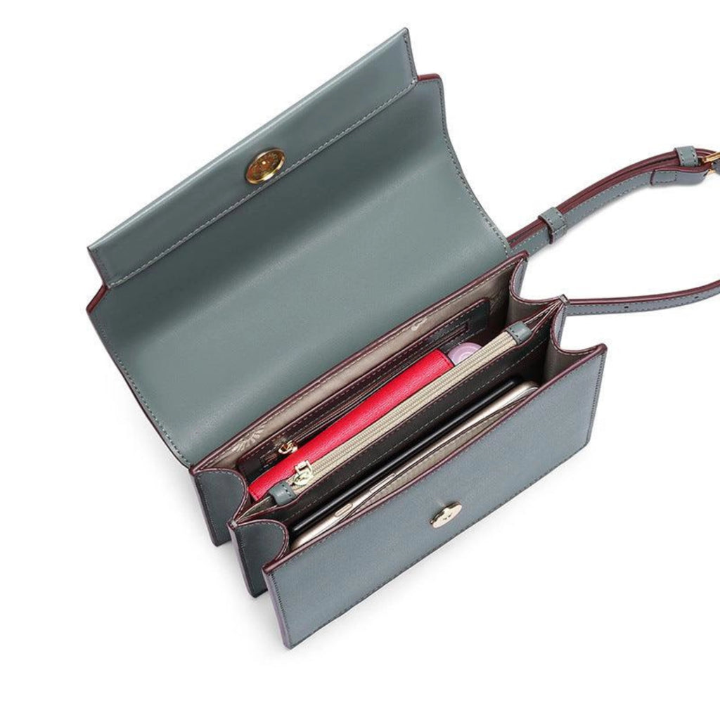 Innenaufteilung der kompakten Echtledertasche – mehrere Fächer für perfekte Ordnung im Alltag