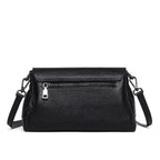 Schwarze Echtledertasche mit Reißverschlussfach auf der Rückseite – klare Linien, dezente Eleganz