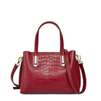 Elegante Schultertasche aus rotem Echtleder – Kroko-Prägung, goldene Details, urbaner Luxus für stilvolle Frauen