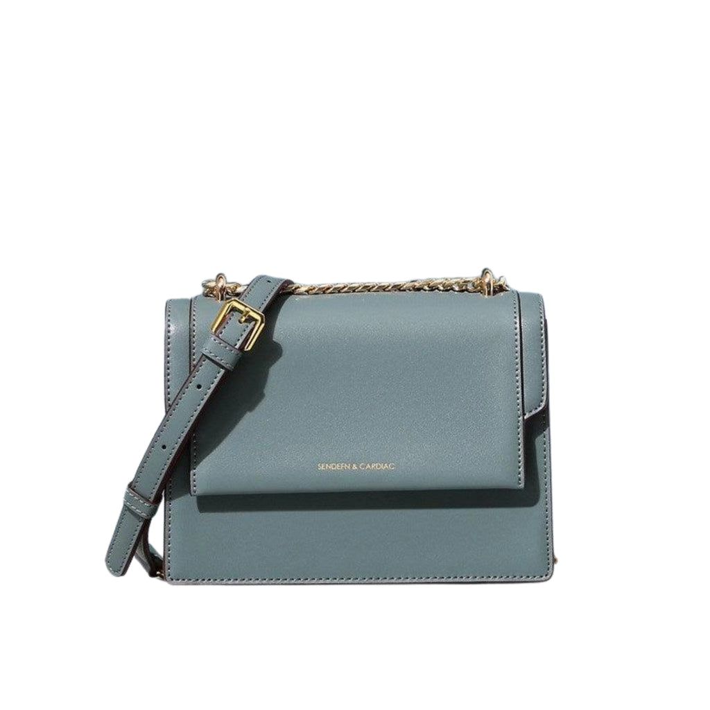 Kompakte Schultertasche in Sage Blue – edles Echtleder, Kettenriemen, klare Form ohne Logo