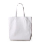 Minimalistische Leder Schultertasche in Snow White – urban klar, edel und formstabil