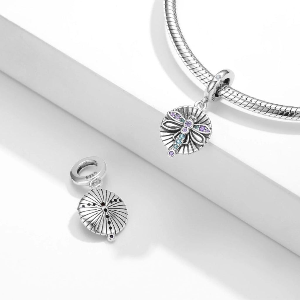 Rückseite und Vorderseite eines wendbaren Libellenanhängers