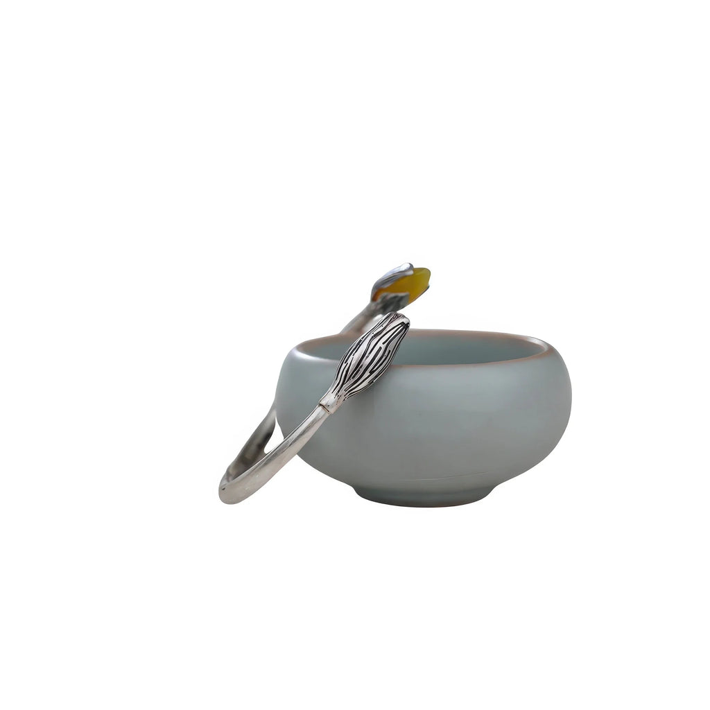 Stilvolle Studioansicht – Lotus-Armreif aufgestellt am Objekt, spirituell und modern interpretiert