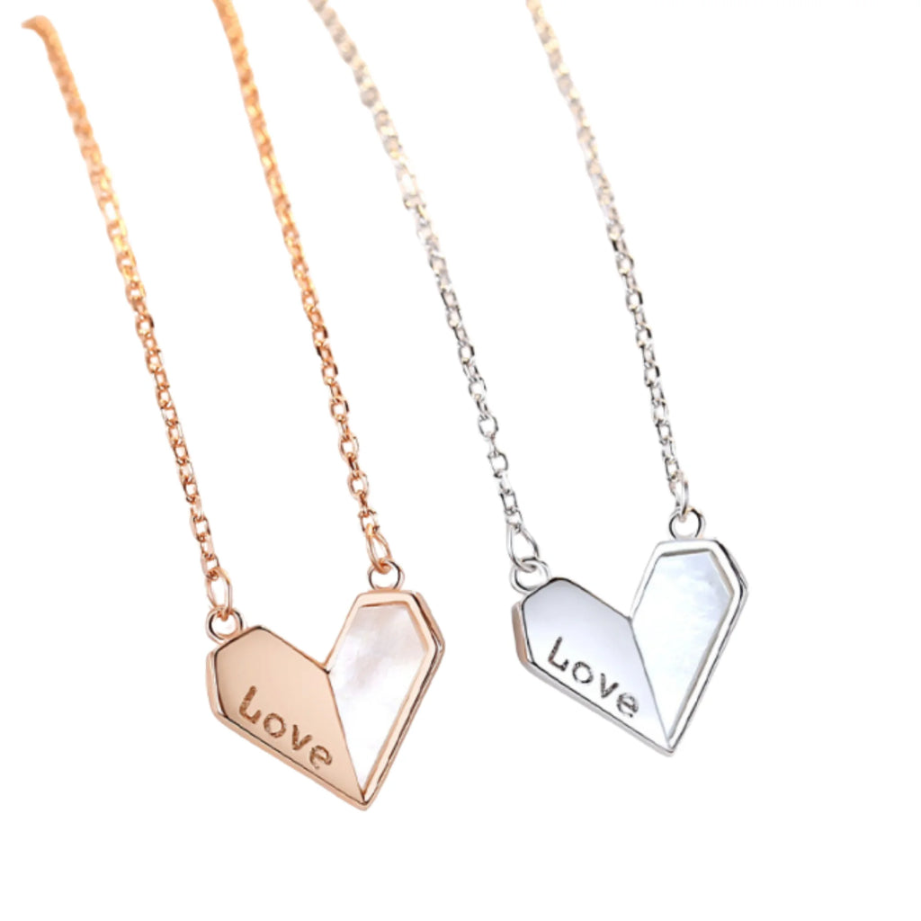 Makroaufnahme des facettierten Herzanhängers – LOVE-Gravur mit Perlglanz auf 925 Silber