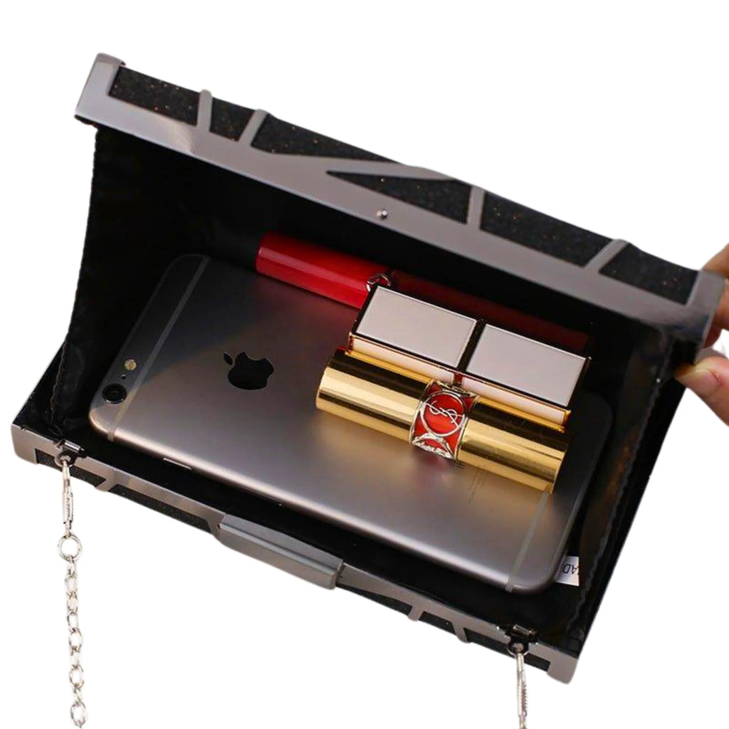 Clutch geöffnet mit Inhalt – bietet Platz für Smartphone, Lippenstift und Essentials