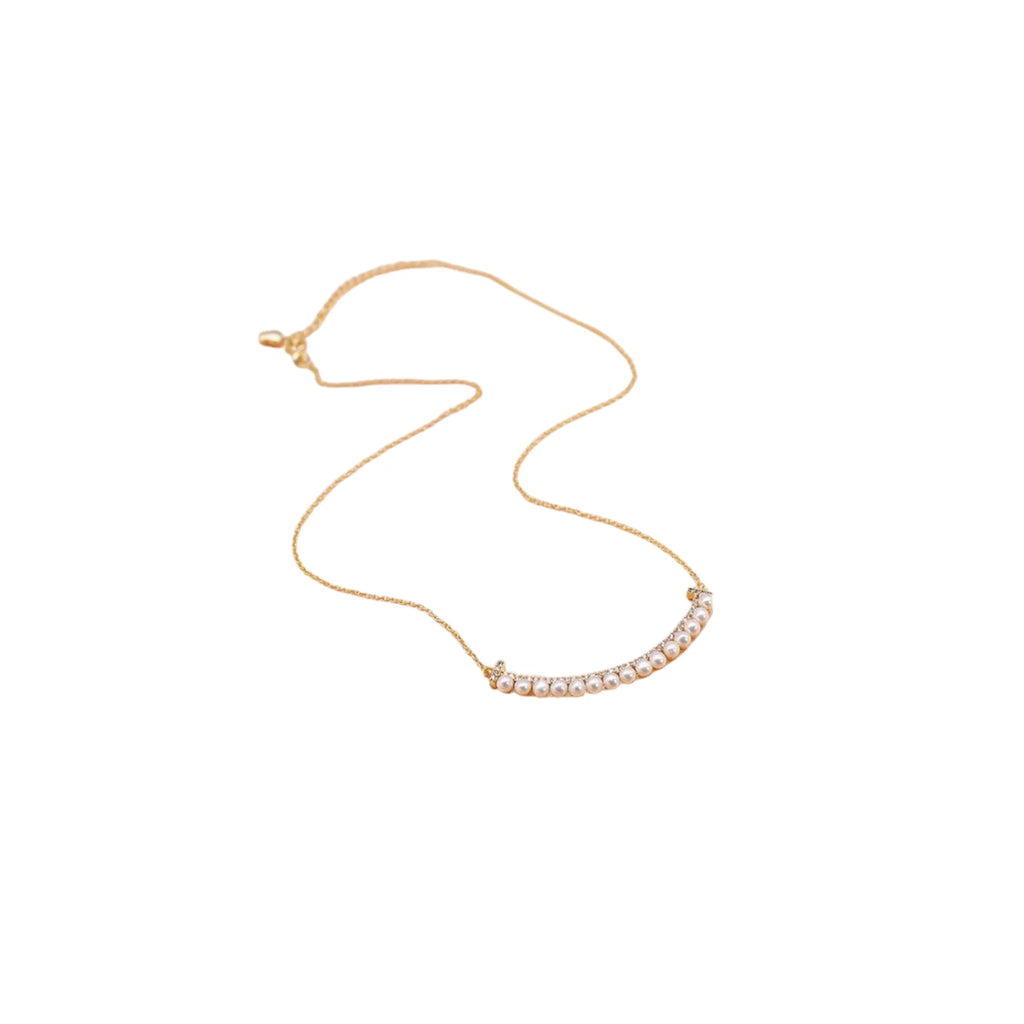 Kette mit gebogenem Perlensegment – gleichmässig gefasst auf dezenter Goldkette