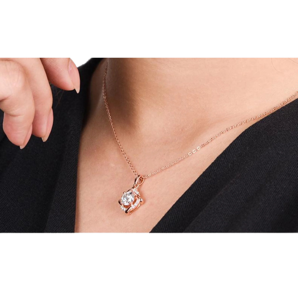 925 Silberkette mit Blütenanhänger und 1-Karat-Moissanit – kombiniert im modernen Alltagslook