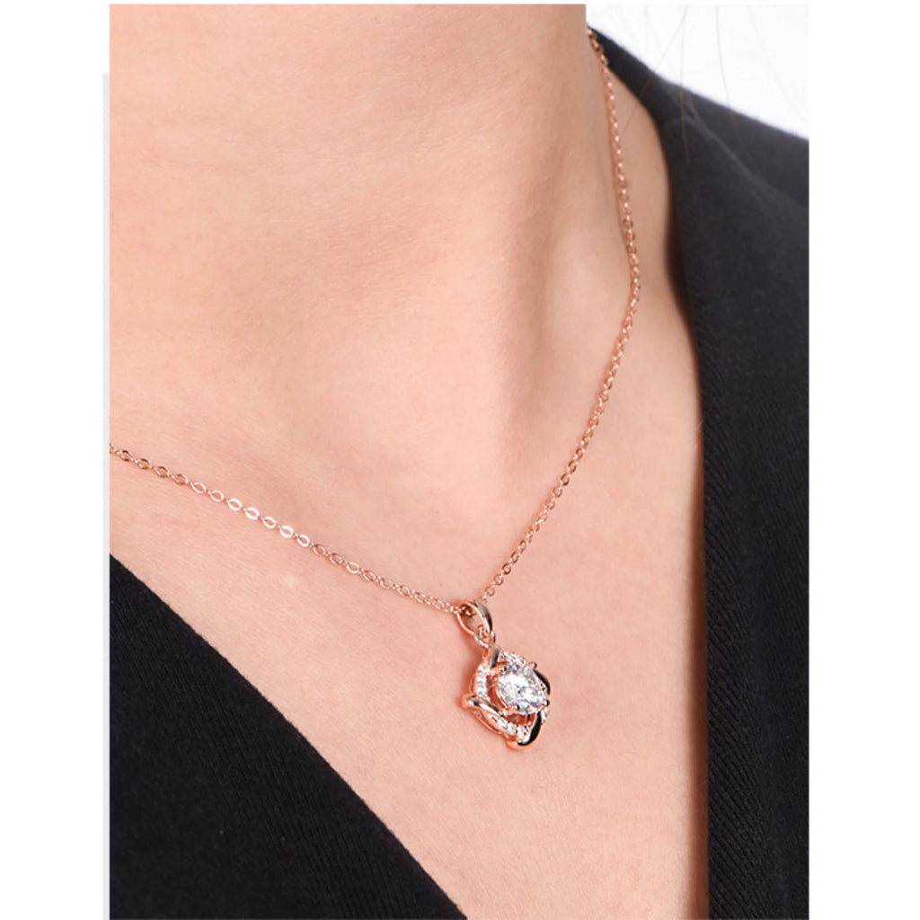 Getragene Silberkette mit Moissanit-Blüte – feminin, floral und hochwertig verarbeitet