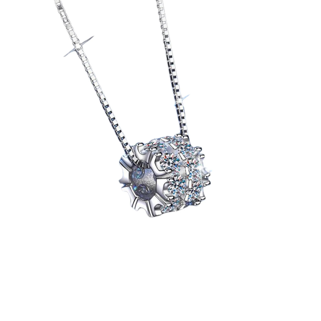 Detail des Zylinderanhängers mit Moissanit – facettiert, glänzend, präzise gefasst auf 925 Silber