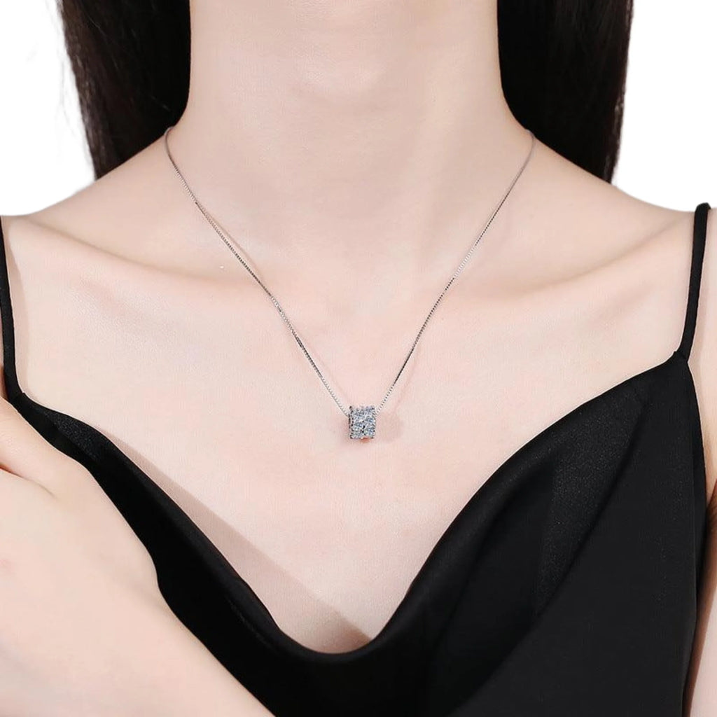 Getragene Silberkette mit Moissanit-Zylinder – 1.6 Karat, klar gefasst, modern und hochwertig