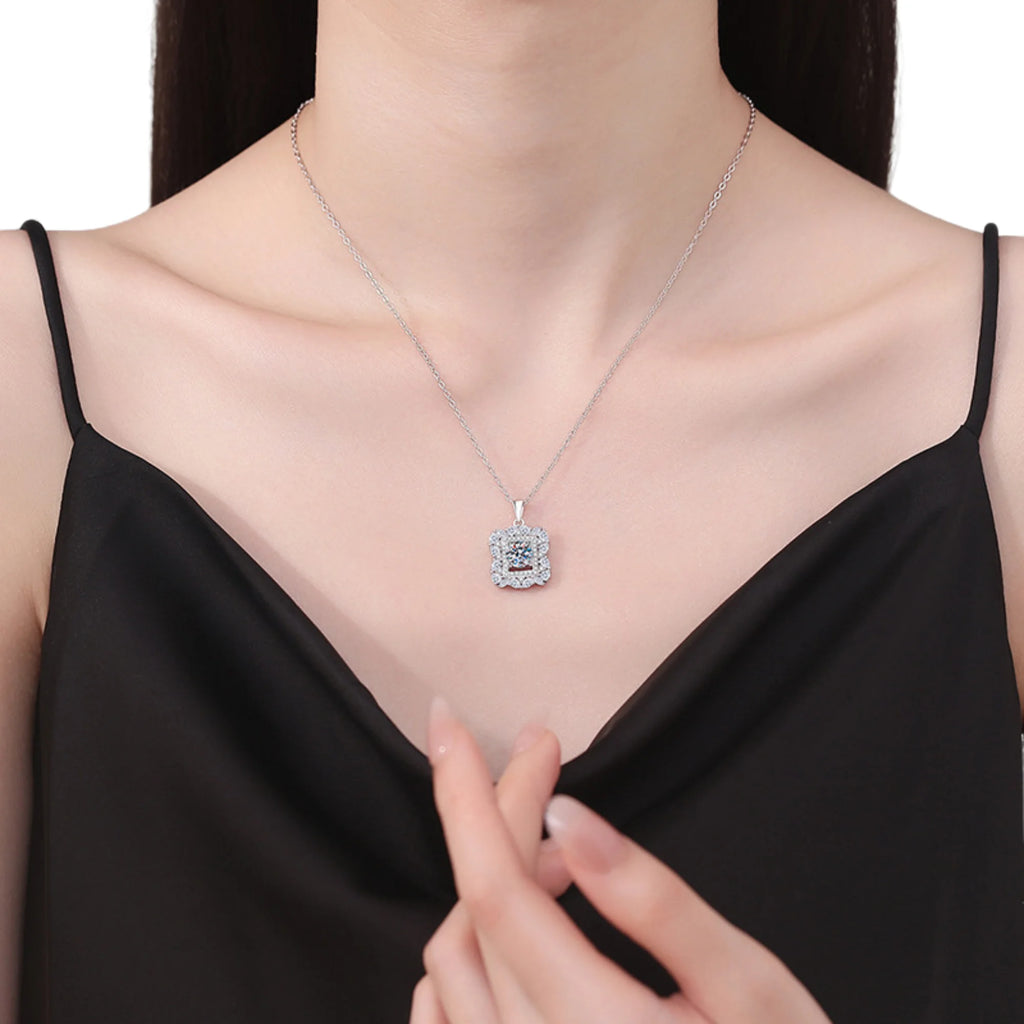Moissanite Halskette mit quadratischem Anhänger – getragen
