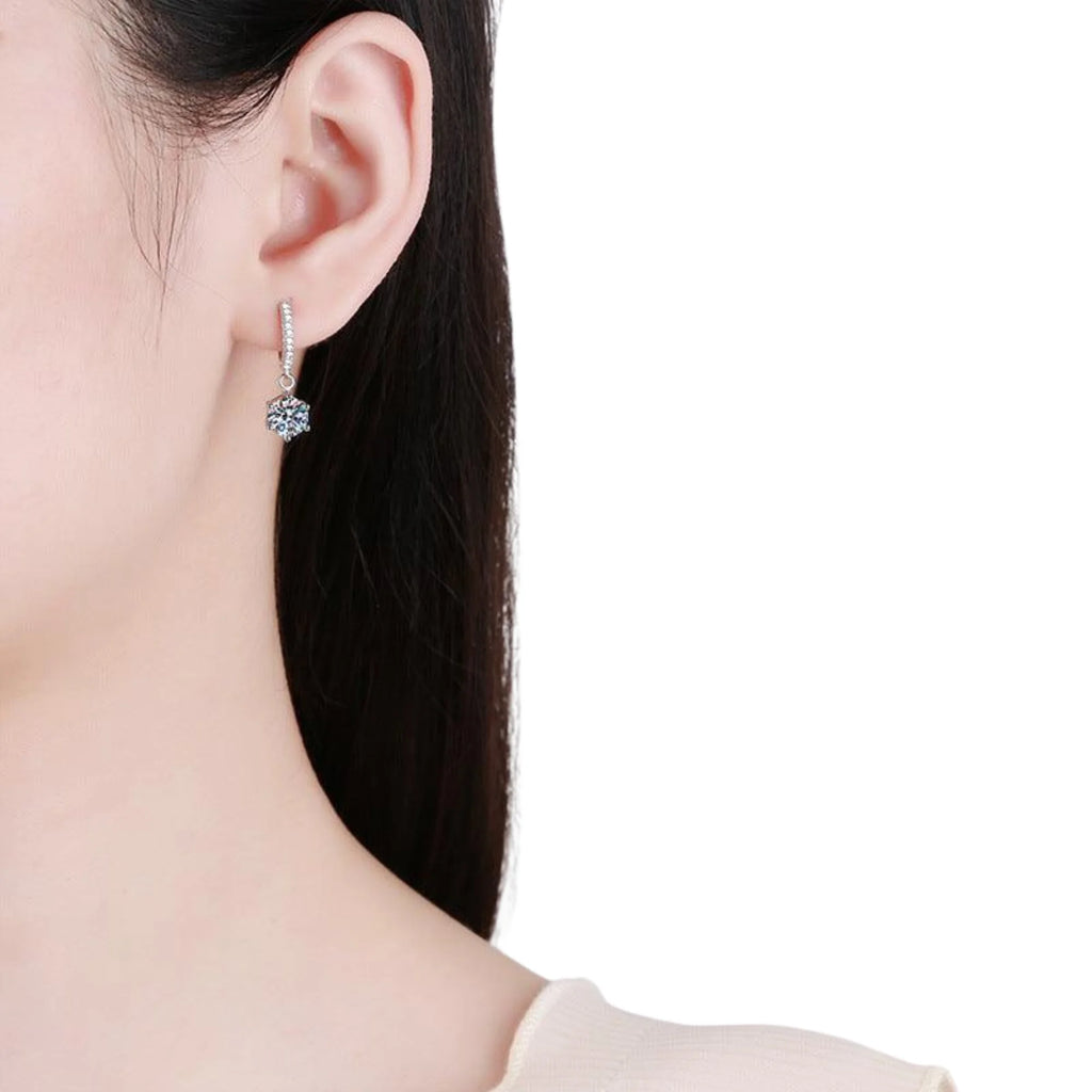 Einzelner Moissanite-Ohrring in Silber, getragen am Ohr