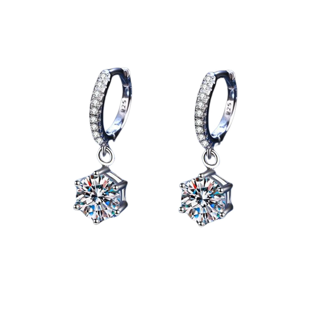 Frontalansicht zweier hängender Moissanite-Ohrringe mit Pavé-Fassung