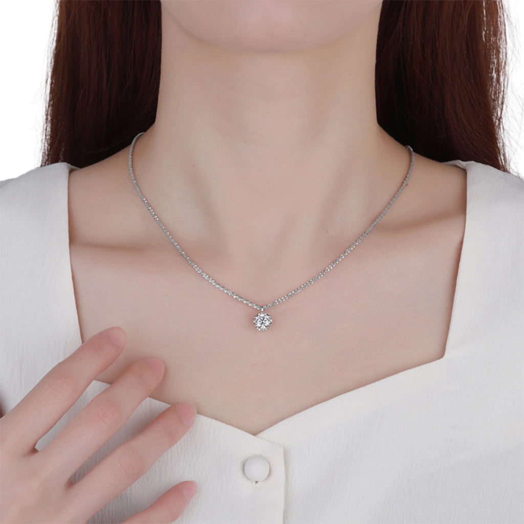 Getragene Silberkette mit Moissanit – 1 Karat, klassisch gefasst, zart und edel auf der Haut