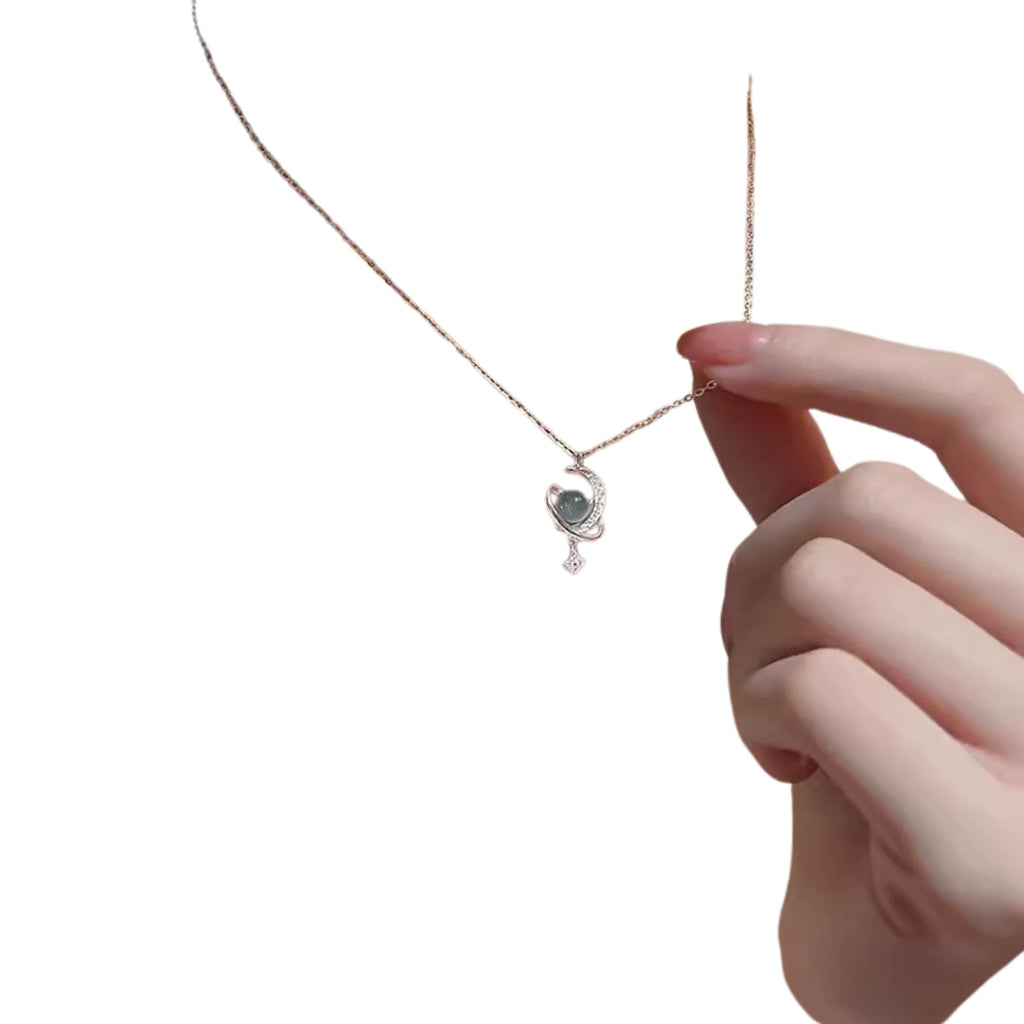 Nahaufnahme silberner Symbolanhänger mit Mond und Stern