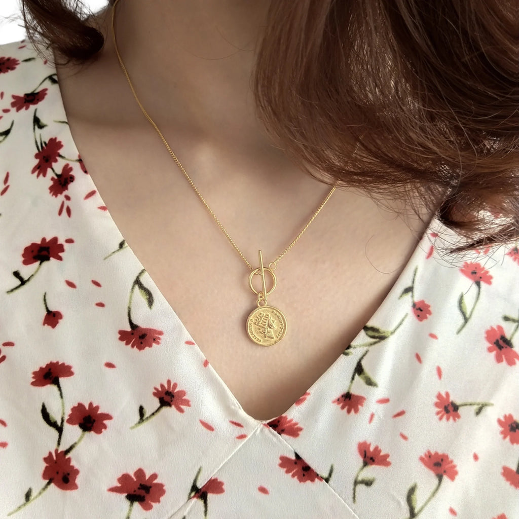 Vergoldeter Münzanhänger getragen mit T-Verschluss vorne