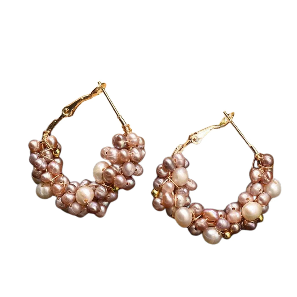 Dichte Rosé-Perlenkreise mit unregelmässiger Struktur – von Hand um Metallrahmen gewickelt