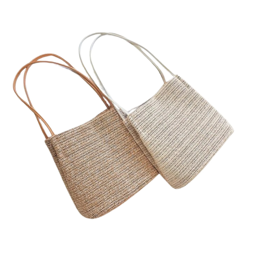 Zwei vertikal ausgerichtete Taschen aus Naturstroh in Pale Beige und Warm Taupe nebeneinander gelegt