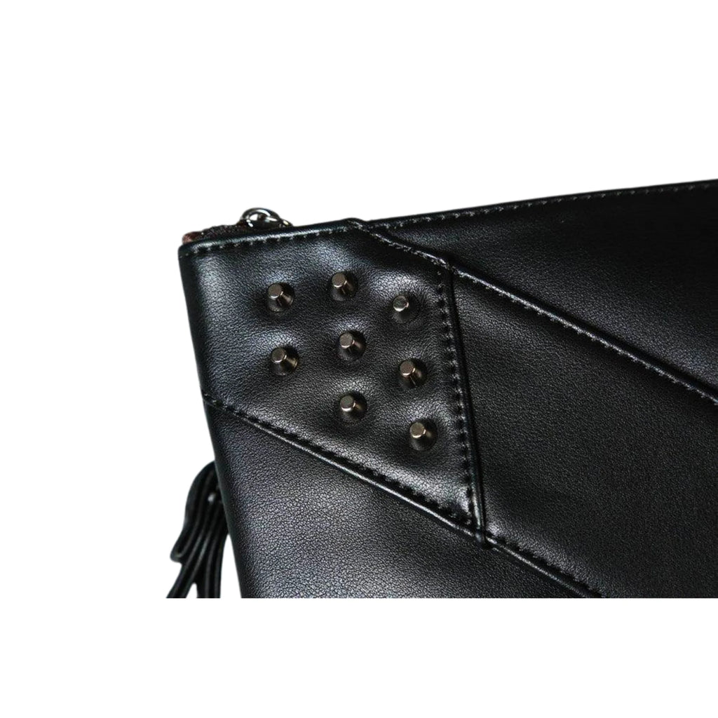 Nahaufnahme der Nieten – schwarz veredelt, minimal platziert