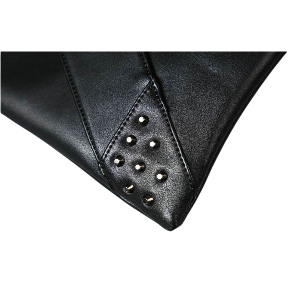 Ecke der Tasche mit Nietenbesatz – klar, funktional, urban