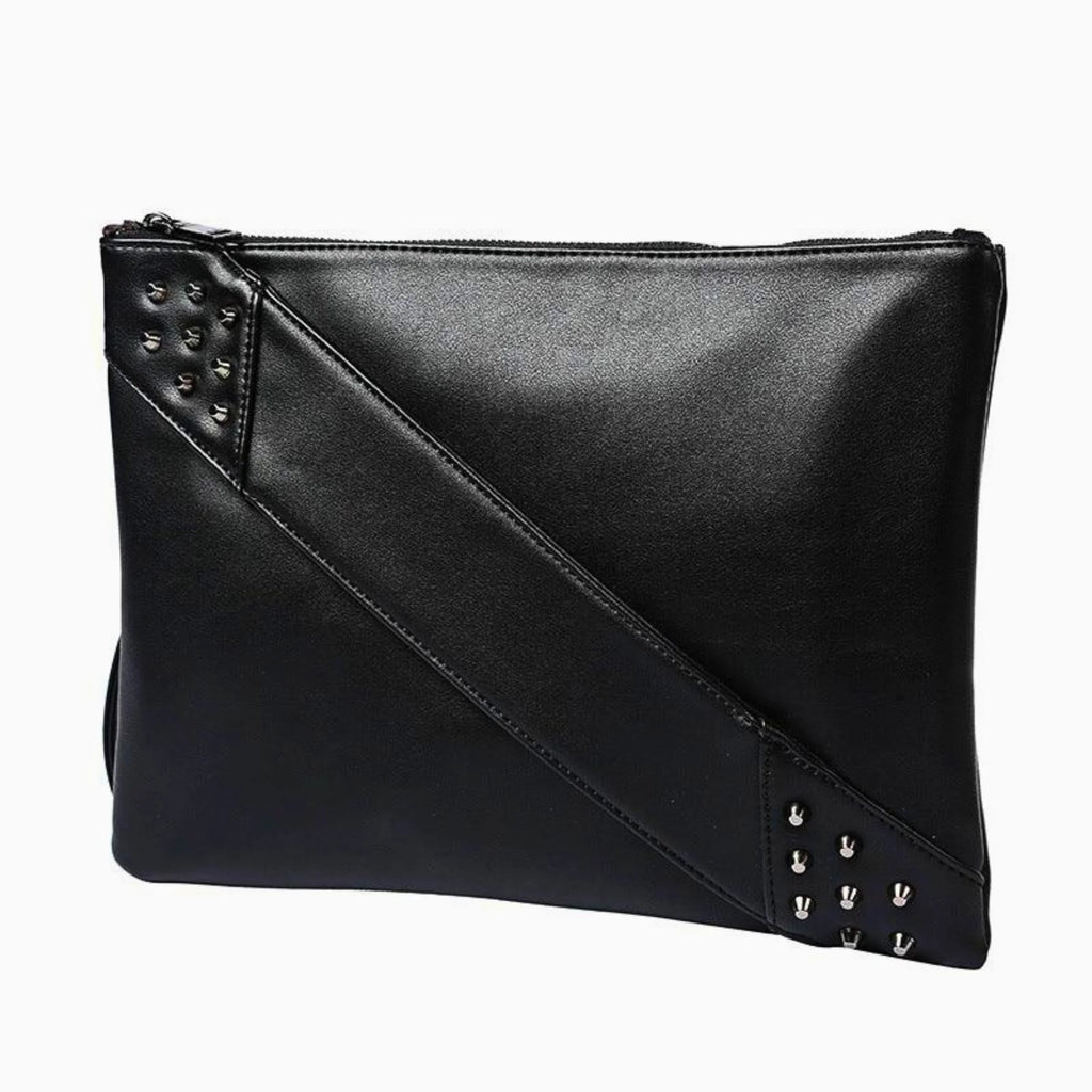Schwarze Clutch mit diagonalem Griffdesign und Nieten – markant und strukturiert