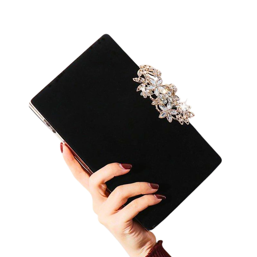 Florale Strass-Clutch in Schwarz – elegant in der Hand getragen mit weichem Samt-Finish