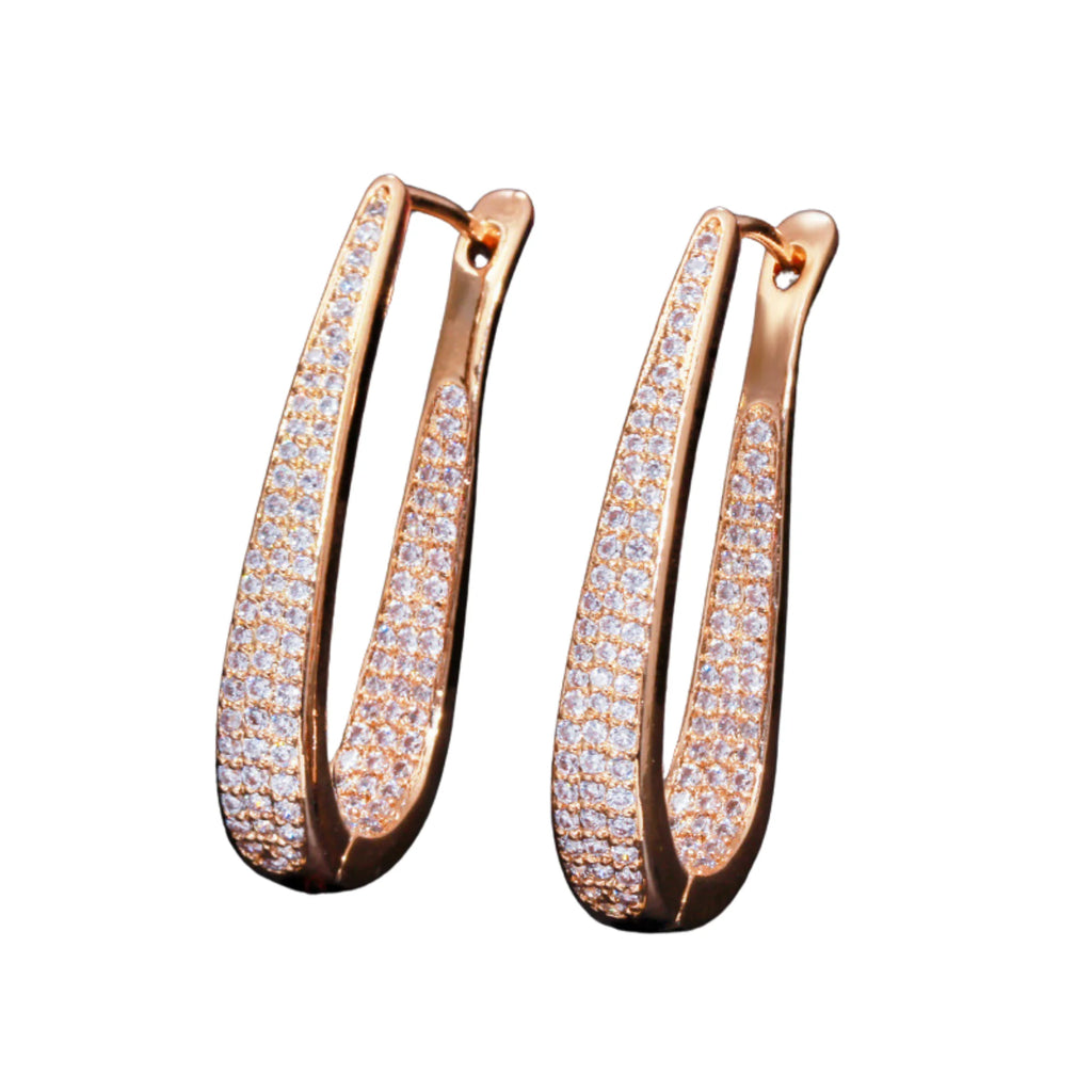 Ohrhänger in Roségold – kristallbesetzt, tropfenförmig geöffnet