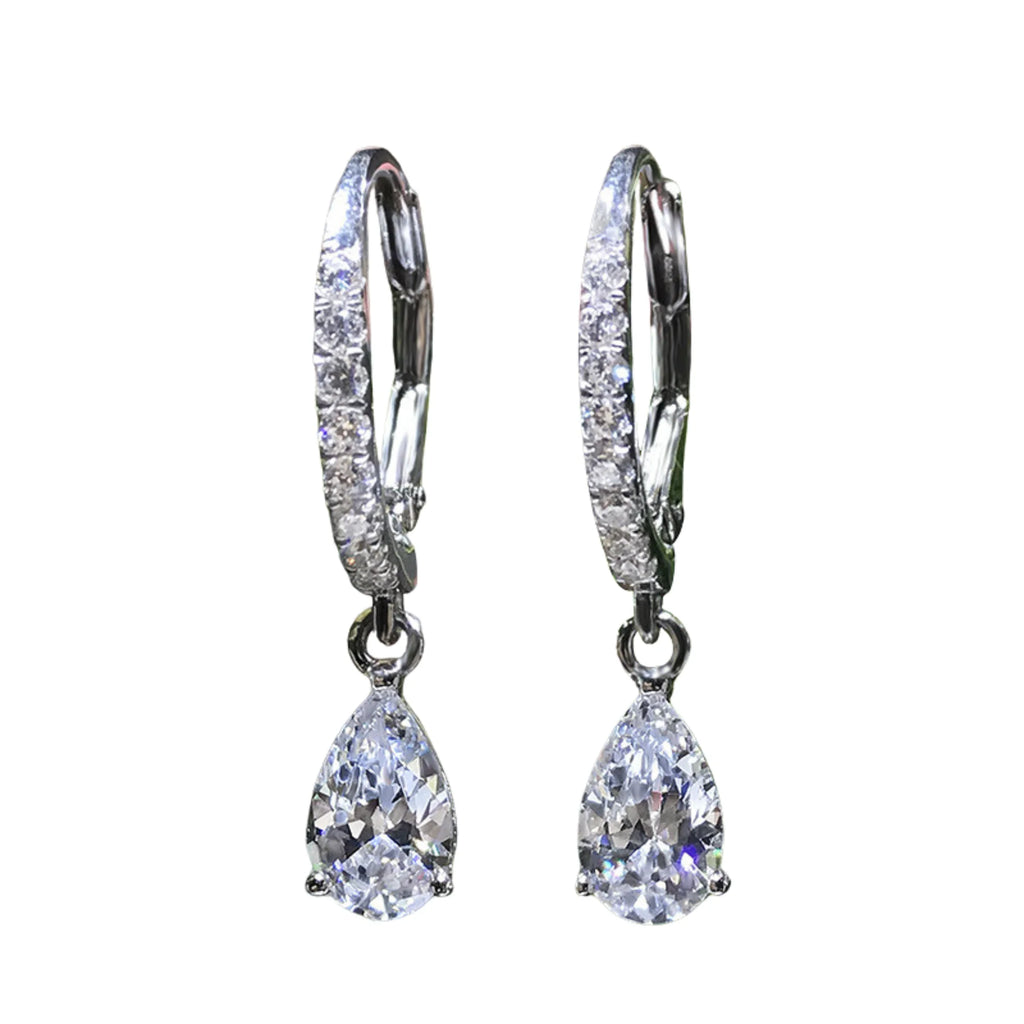 Kristall-Creolen mit tropfenförmigem Anhänger in klarer Frontansicht