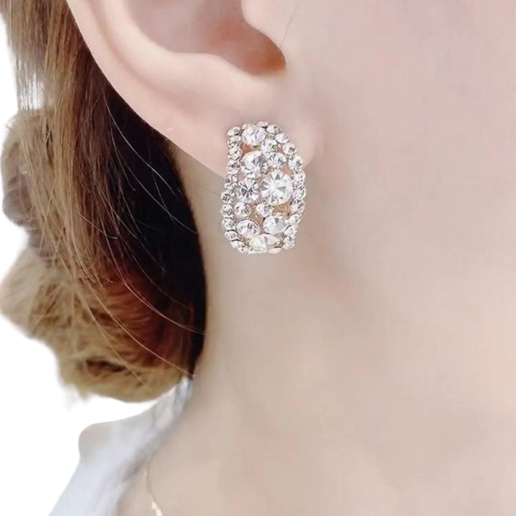 Ohrstecker mit weissem Kristallbesatz in asymmetrischer Fläche – ohne Lichtführung