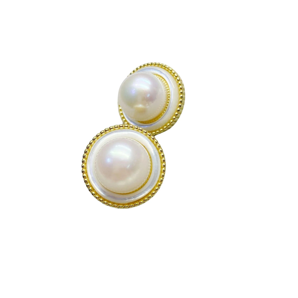 Zeitlose Ohrstecker mit goldumrahmter Süsswasserperle – sichtbar aber nicht laut