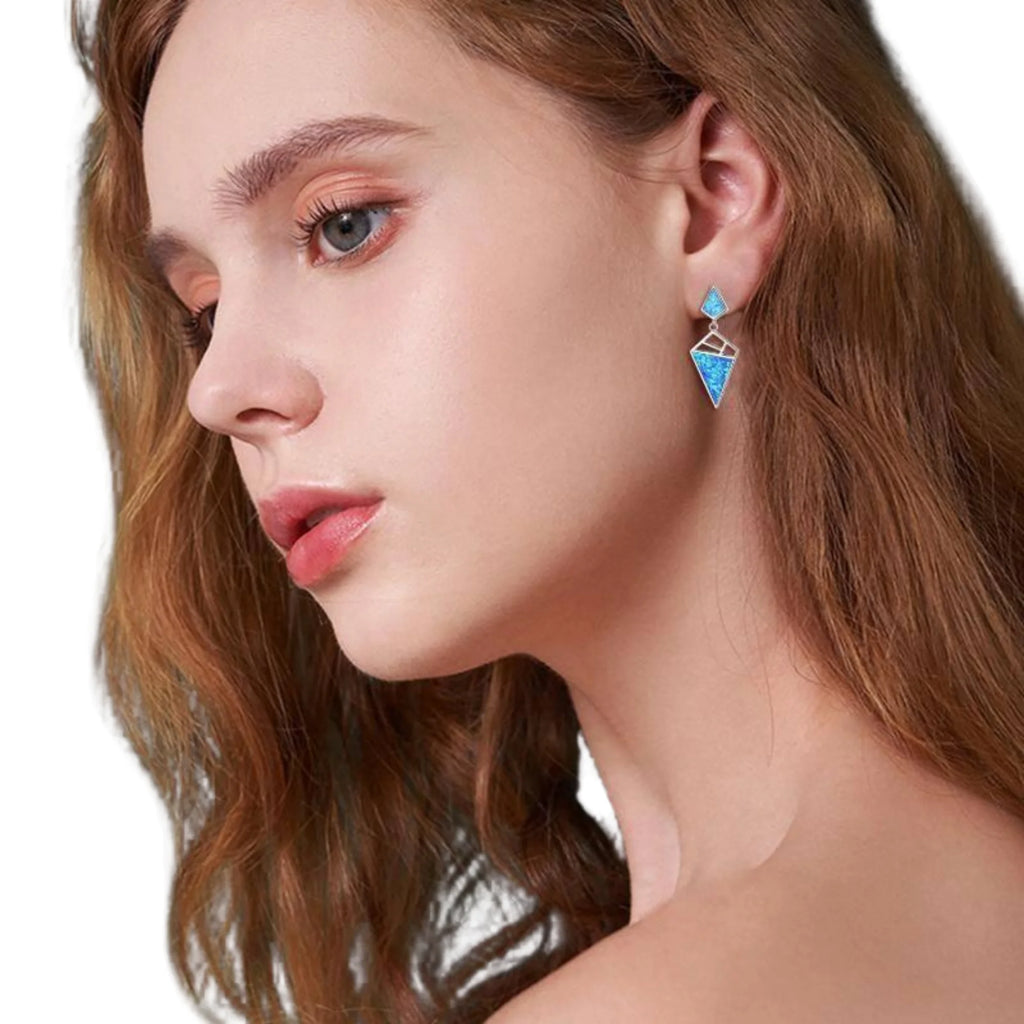 Blauer Opalohrring getragen – Profilansicht am hellen Haarton