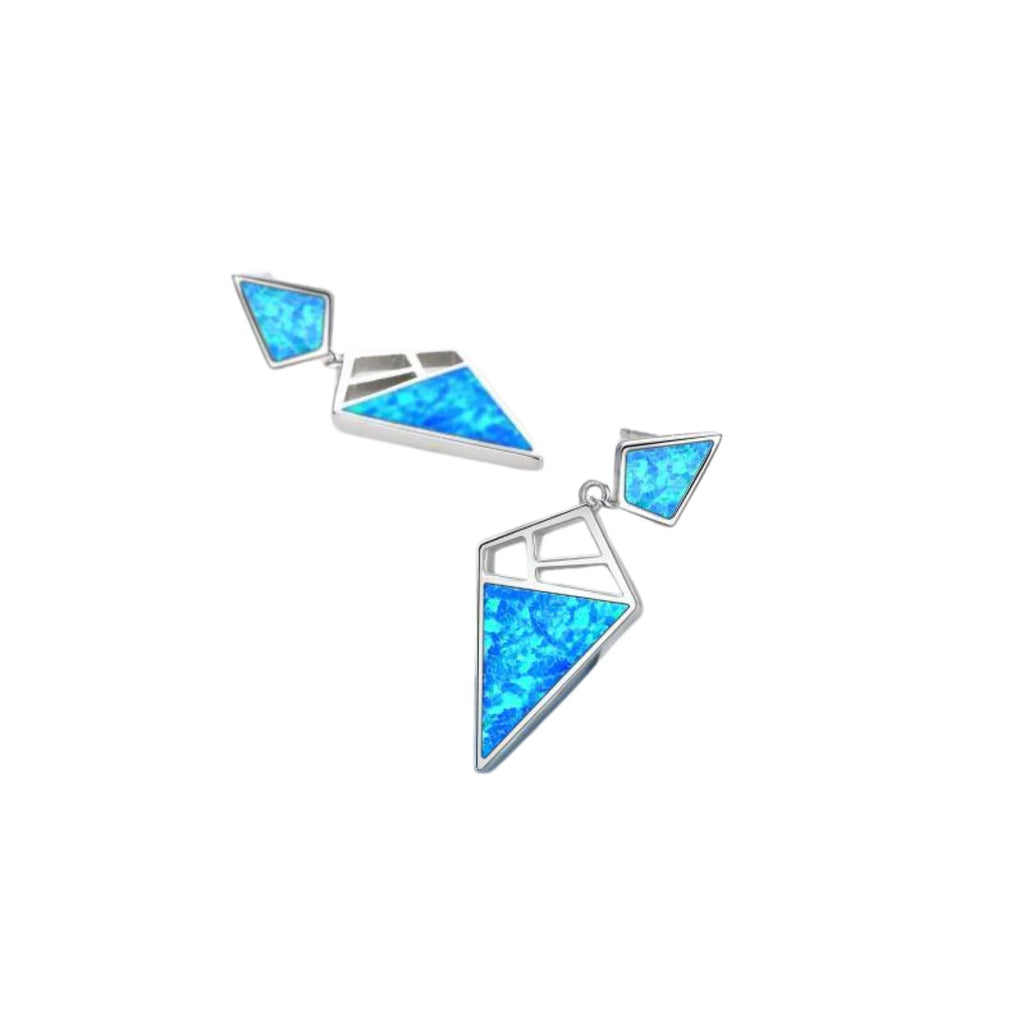 Blau changierende Opalohrringe, diagonal abgelegt