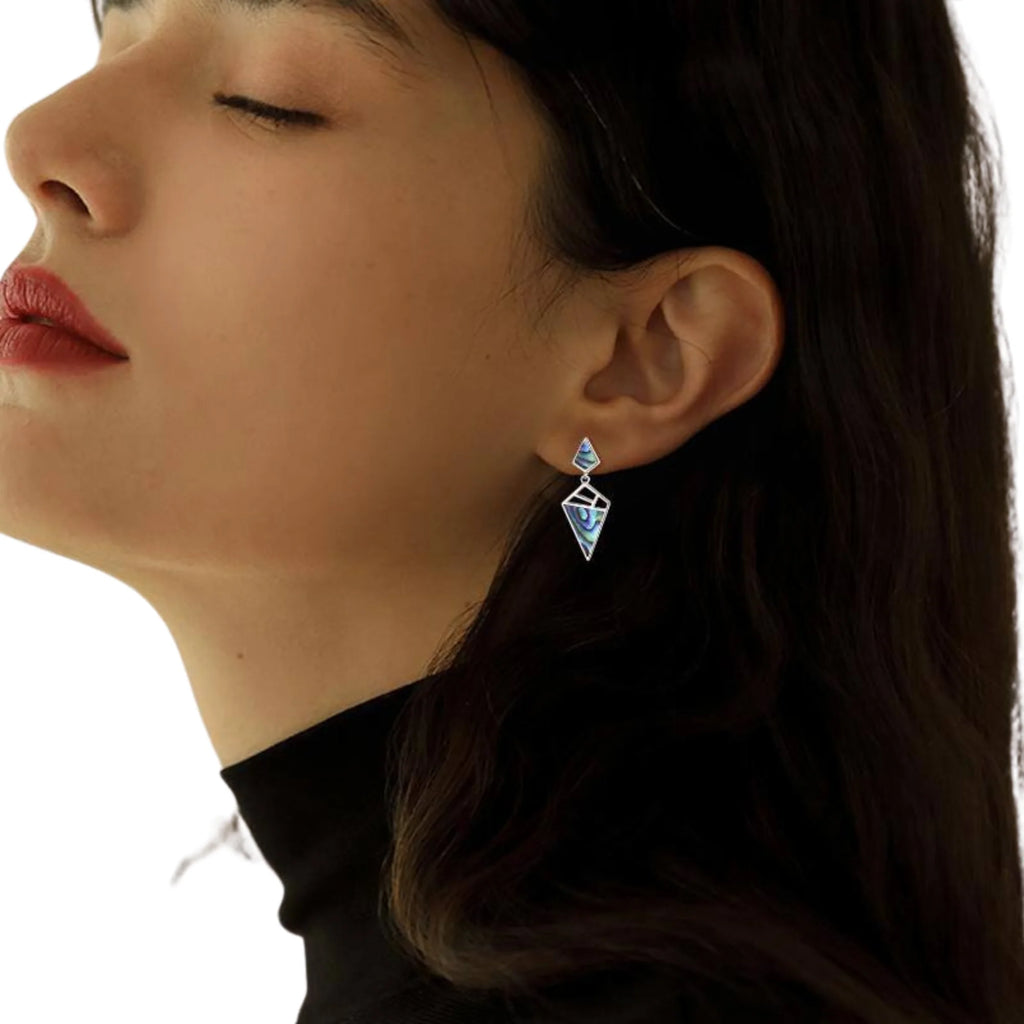 Perlmuttfarbene Opalohrringe getragen – klare Seitenansicht mit dunklem Haar