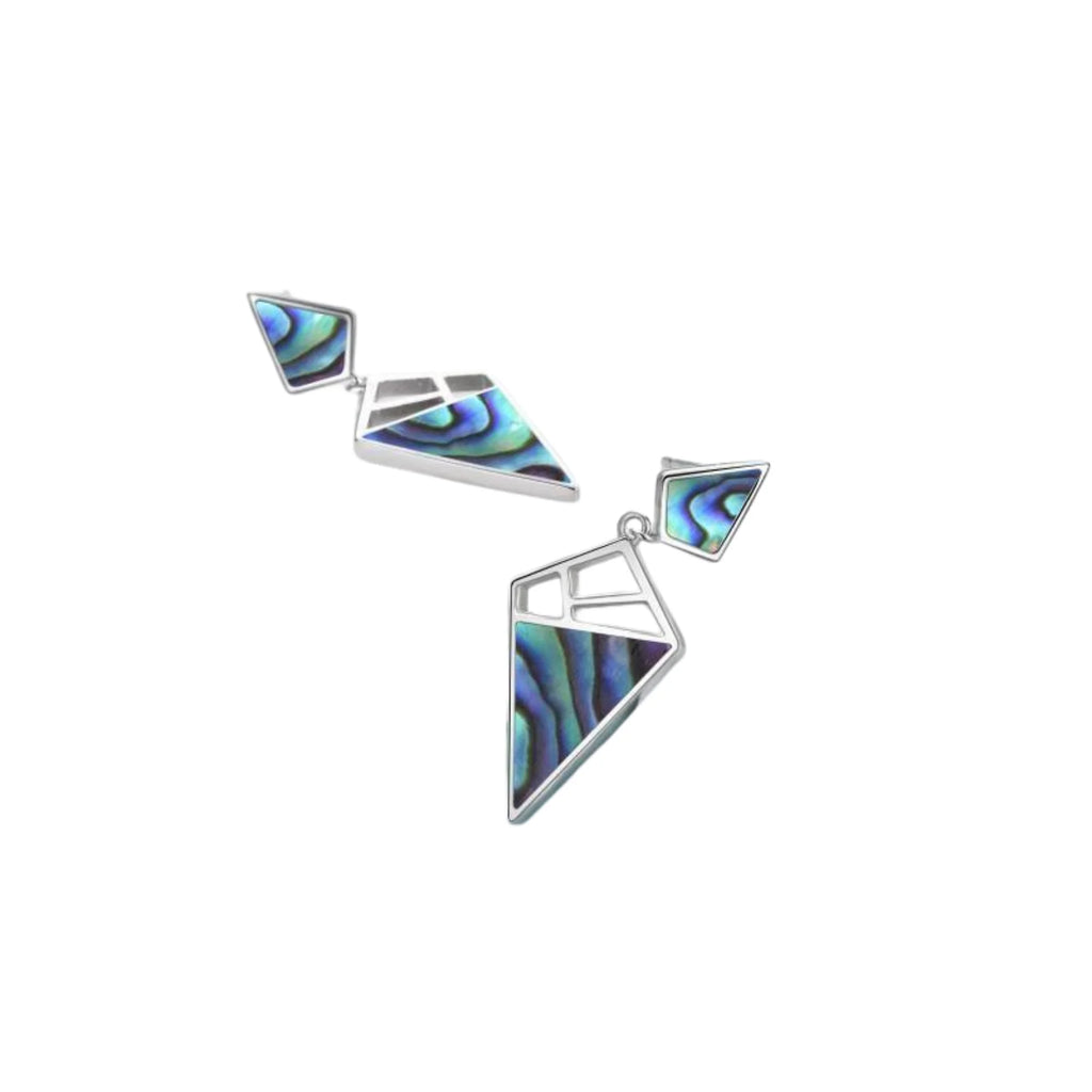 Ohrringe mit perlmuttfarbenem Opal, abgelegt in leicht gedrehter Position