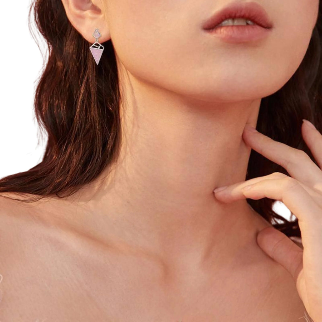 Rosa Opalohrring getragen – Halslinie und Kontrast im Fokus