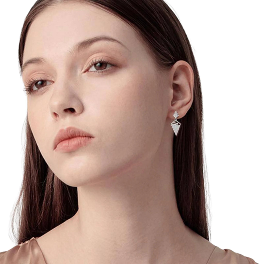 Weiss changierender Opalohrring getragen – frontal im Portrait aufgenommen