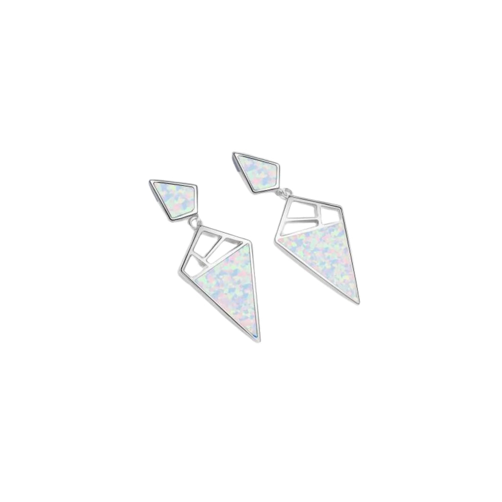 Weiss changierende Opalohrringe in versetzter Ablageansicht