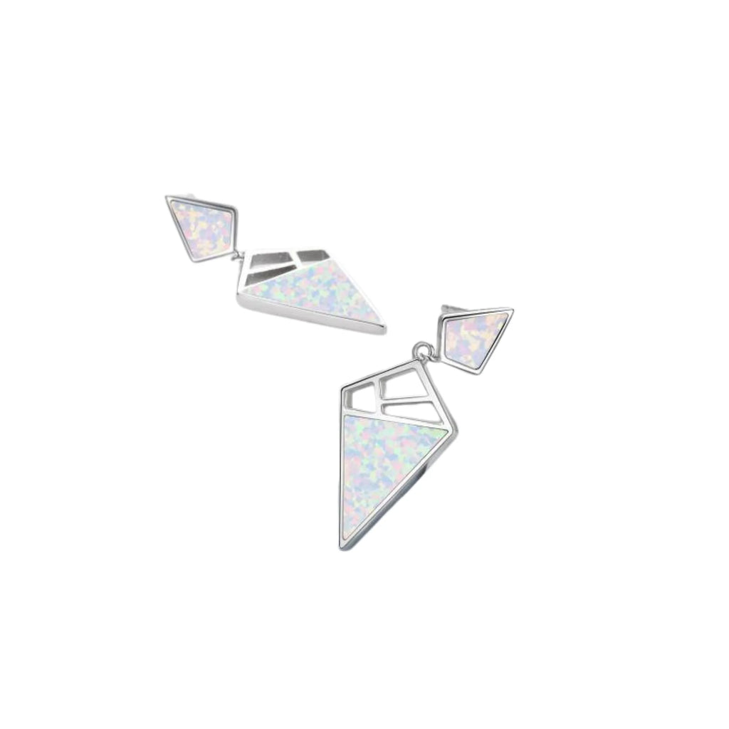Weiss irisierende Opalohrringe – geometrisch gefasst, flach abgelegt