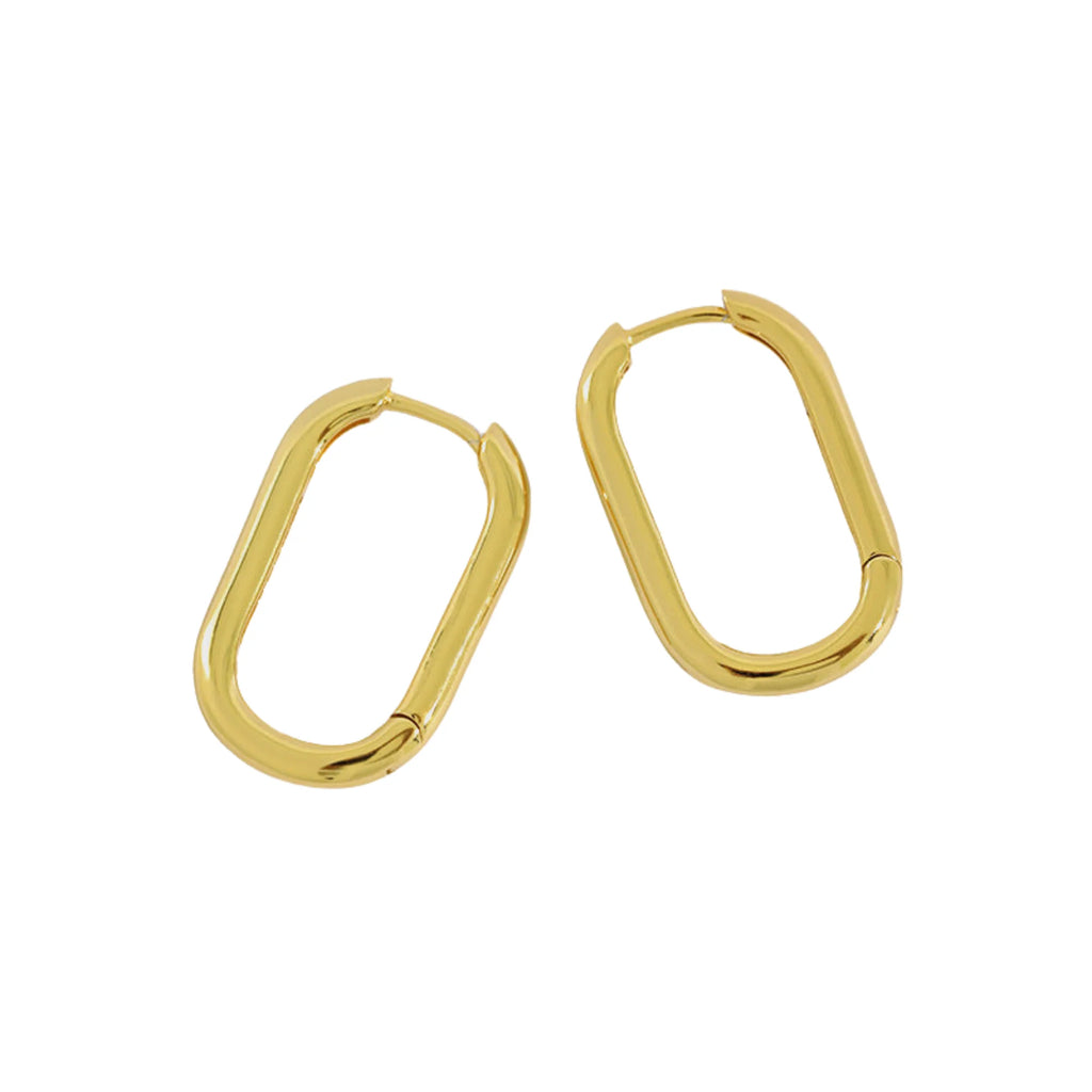Zwei goldene ovale Ohrringe – klar geführt, ohne Stilcode.