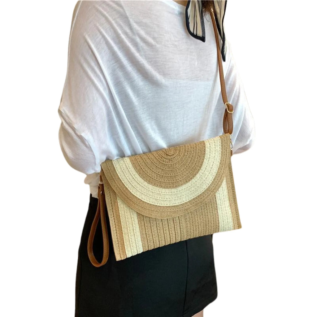 Crossbody-Tasche aus Papiergarn mit Farbverlauf in Naturtönen, getragen über weissem Shirt