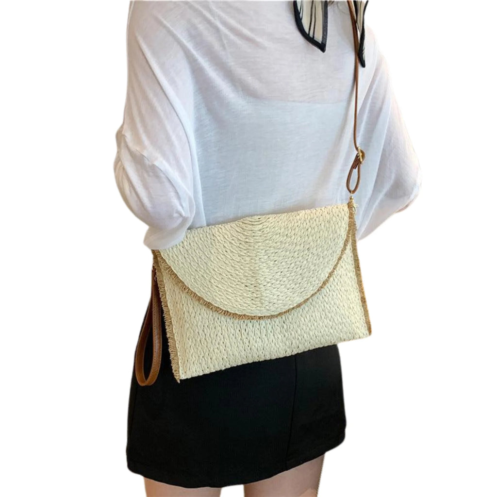 Gewebte Umhängetasche in Cremeweiss, über der Schulter getragen – ruhiger Sommerlook