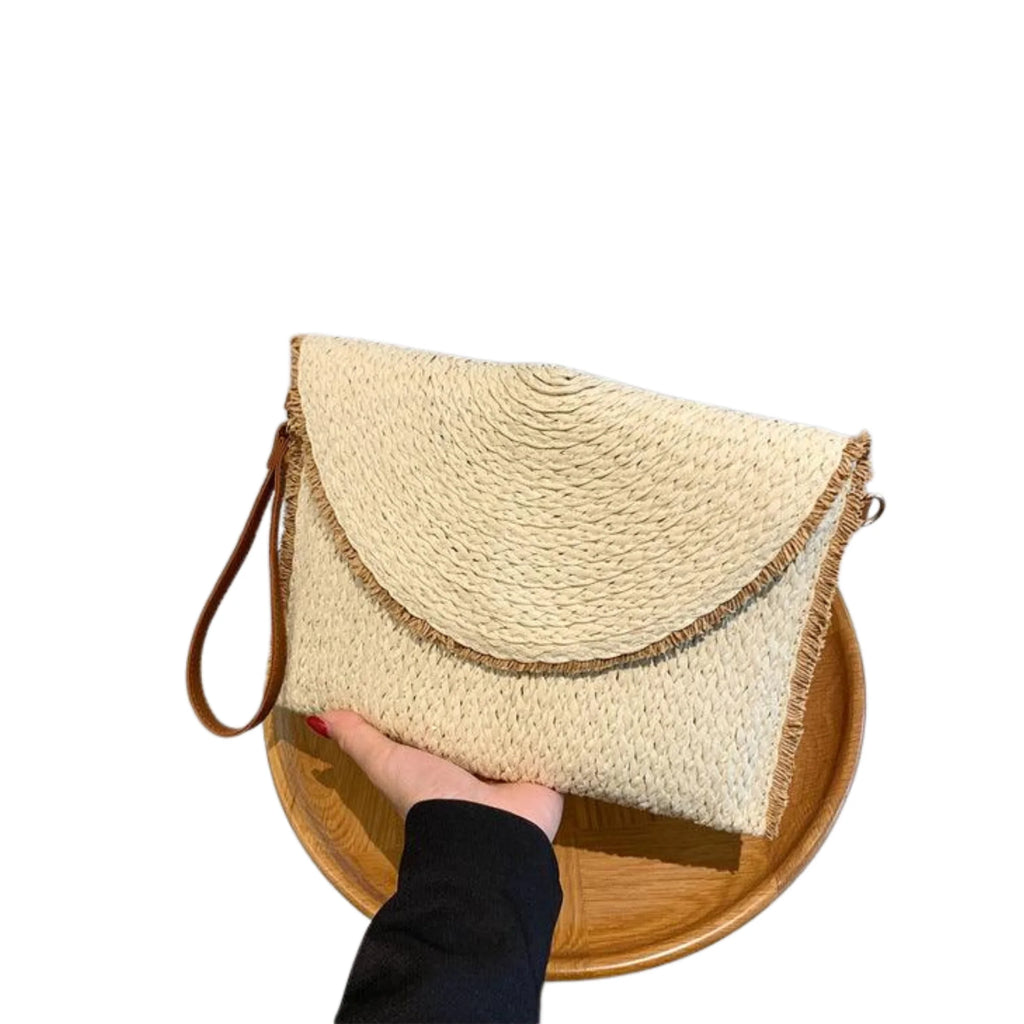 Helle Rechtecktasche aus Papiergarn in Creme, mit weichem Gurt – minimalistisch präsentiert