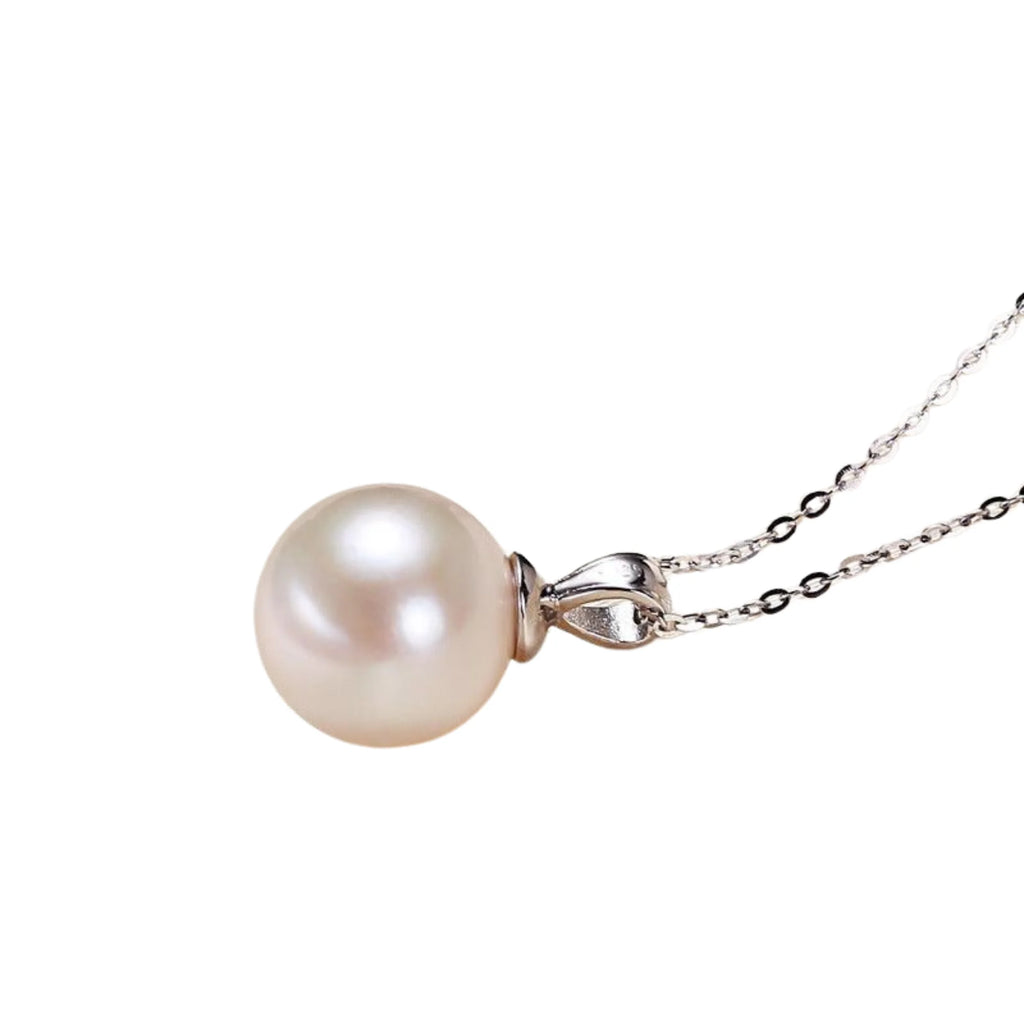 edison-perle mit seitlicher ansicht – silberöse und weiche lichtreflexionen sichtbar